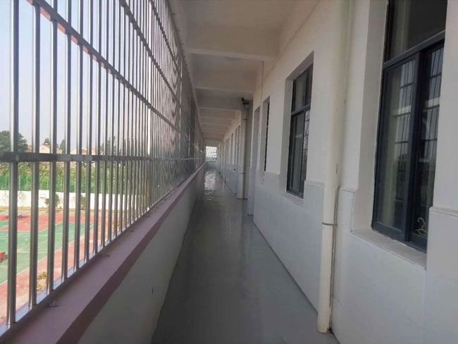 学生宿舍防护栏安装到位